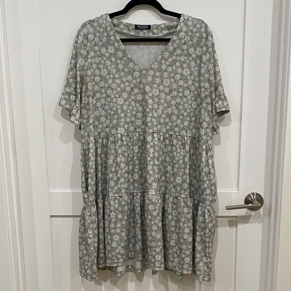Light Green Floral V-Neck Midi Dress, Size XL